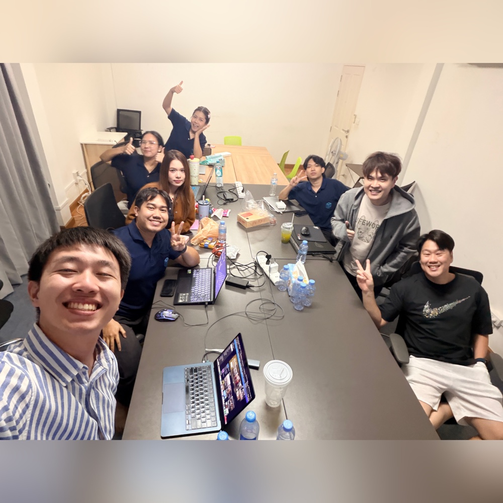 รีวิวลูกค้า — ทีมงานถ่ายภาพร่วมกันที่ออฟฟิศ
